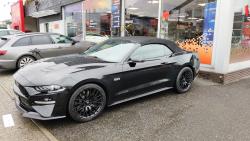 Scheibentoenungford-mustang-cabrio-952