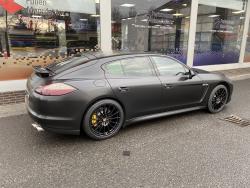 Vollfolierungporsche-panamera-schwarz-matt03