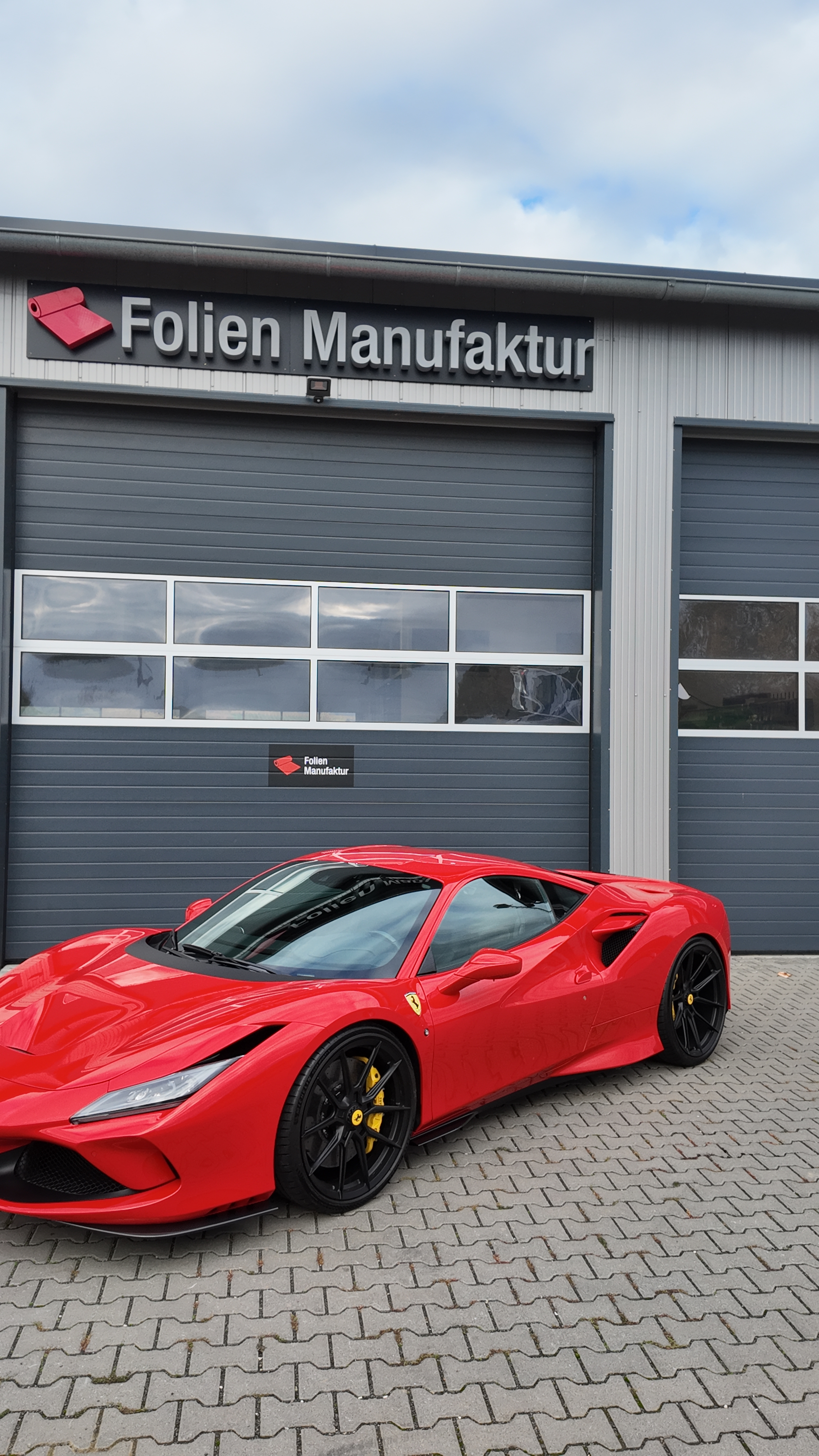 Ferrari F8 rot front