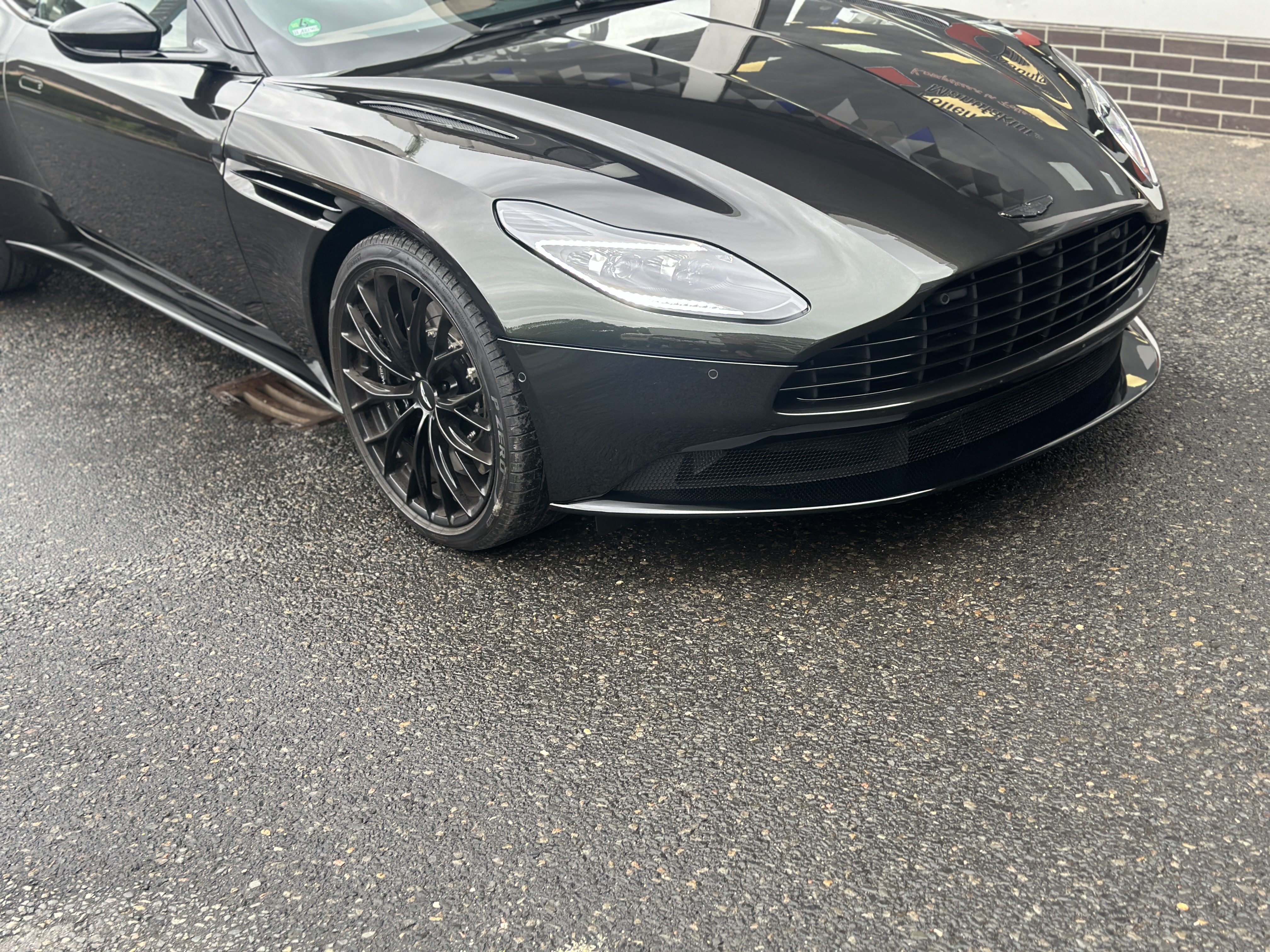 Aston Martin DB11 front grün