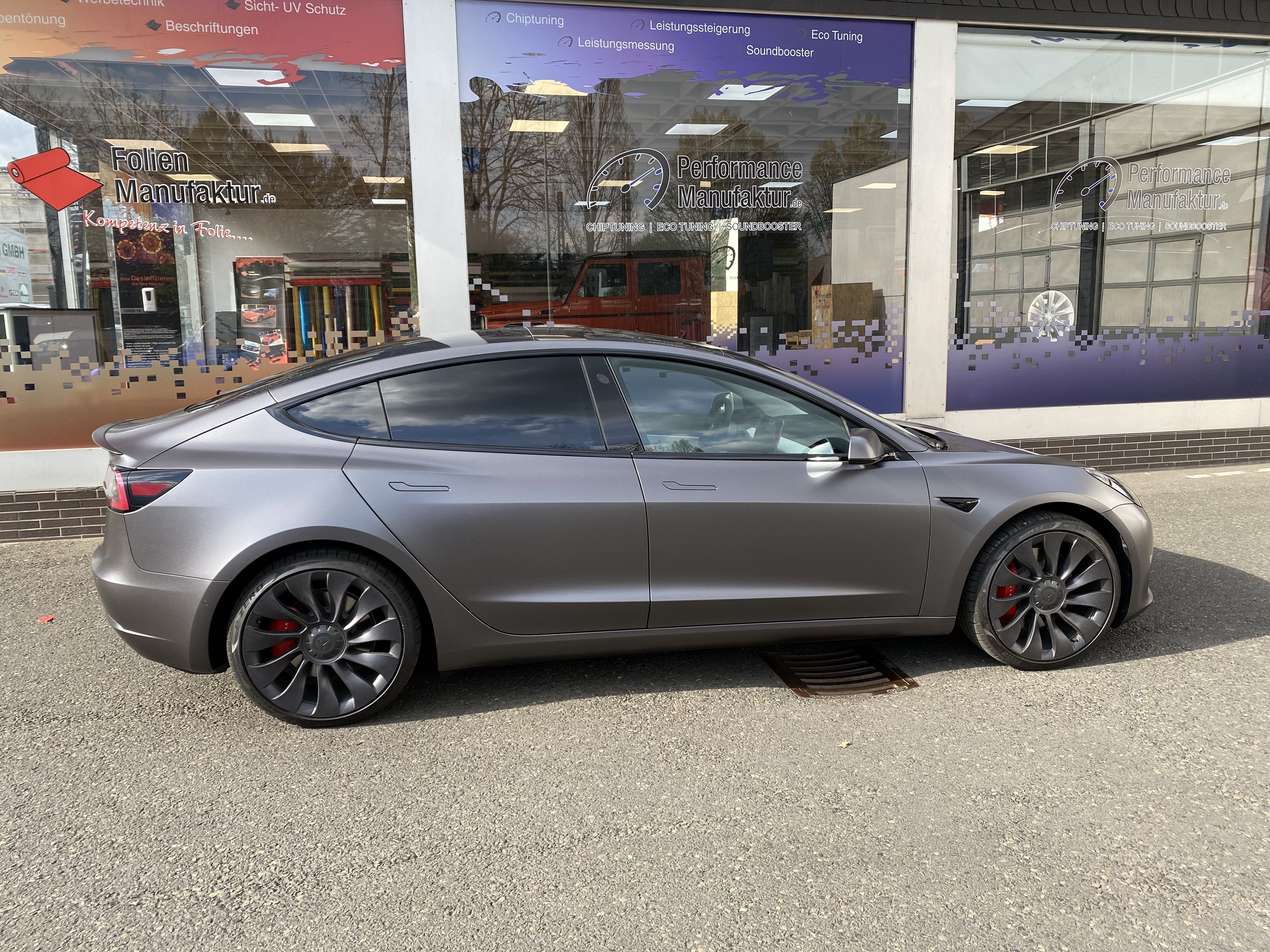 Passgenaue Tönungsfolie für Fahrzeuge der Marke Tesla.